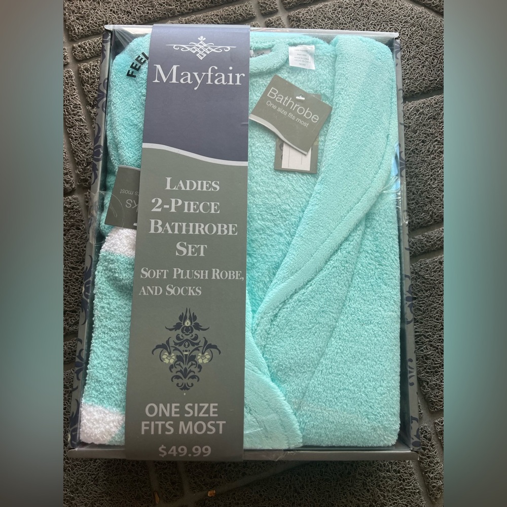 Mayfair 2-Piece Ladies  Bathrobe & Socks Gift Set One Size Fits Most H6 New